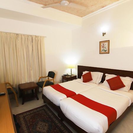 Hotel Palm Greens New Delhi Buitenkant foto