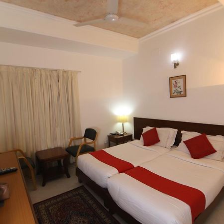 Hotel Palm Greens New Delhi Buitenkant foto