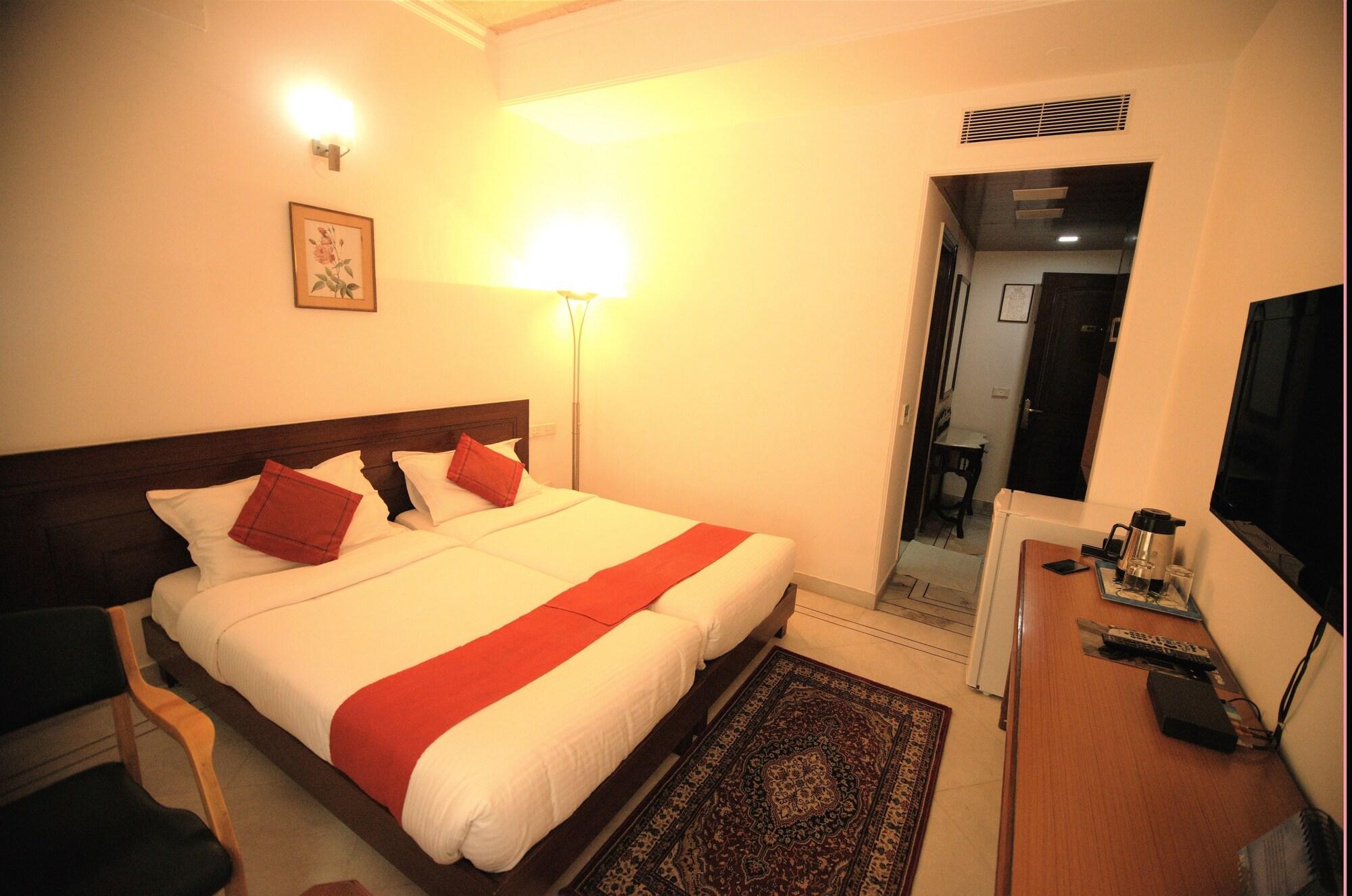 Hotel Palm Greens New Delhi Buitenkant foto