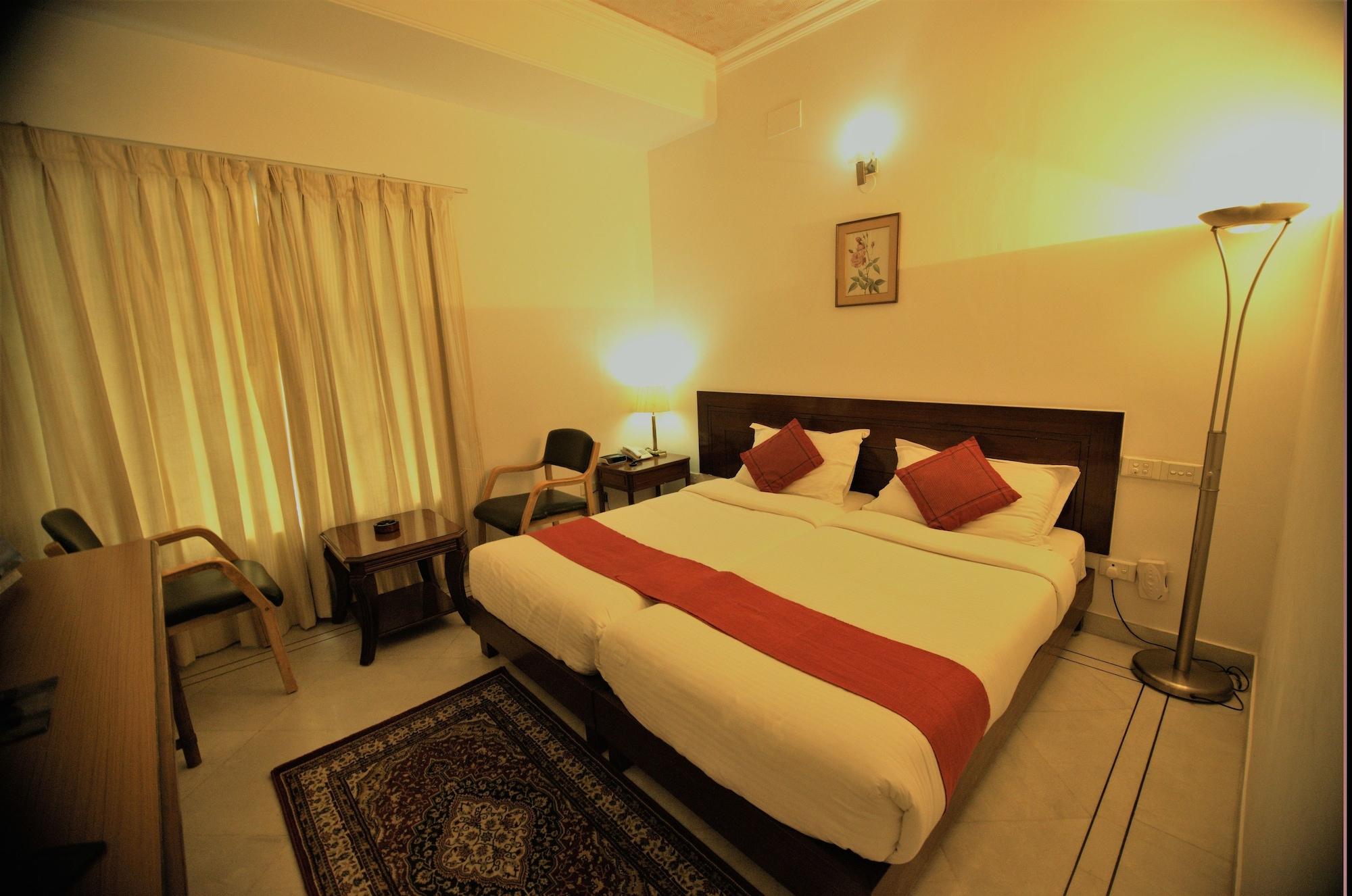 Hotel Palm Greens New Delhi Buitenkant foto