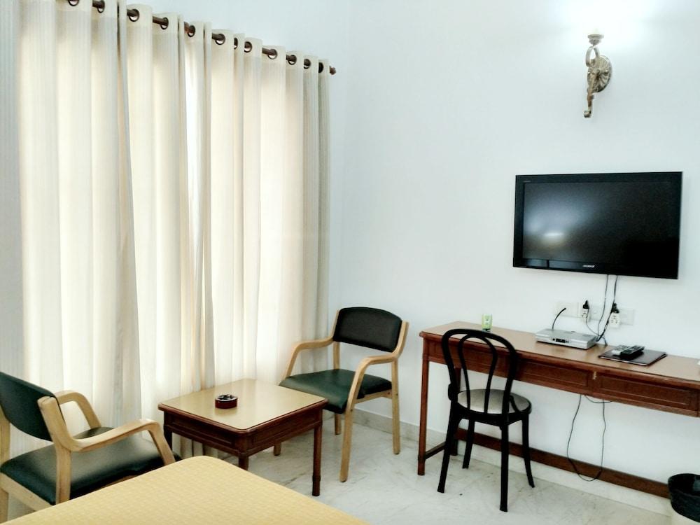 Hotel Palm Greens New Delhi Buitenkant foto