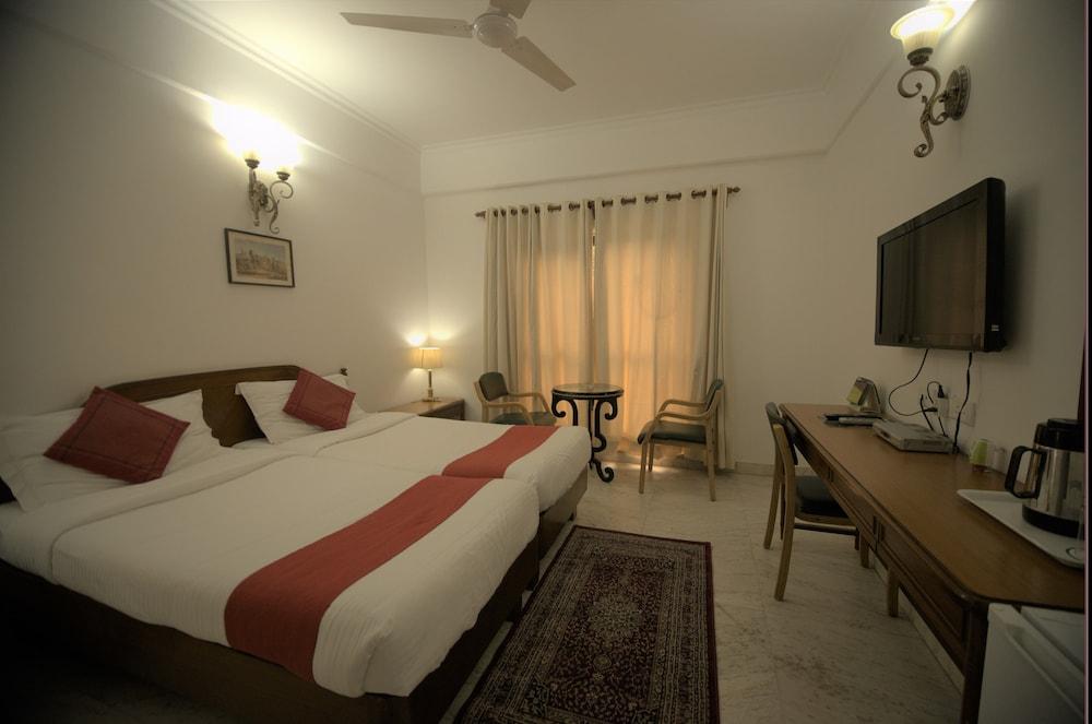 Hotel Palm Greens New Delhi Buitenkant foto