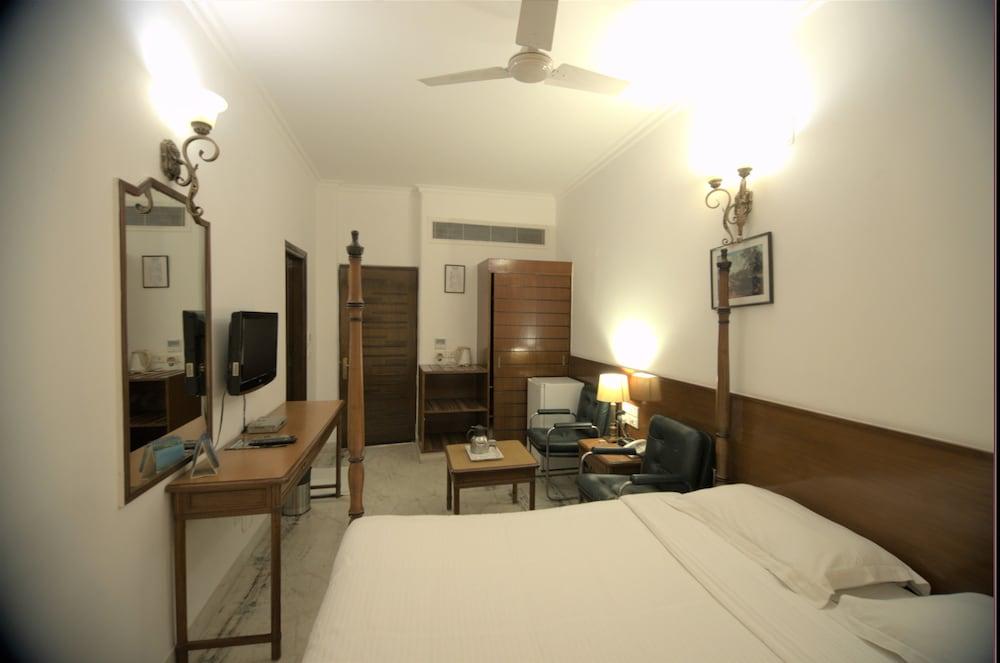 Hotel Palm Greens New Delhi Buitenkant foto