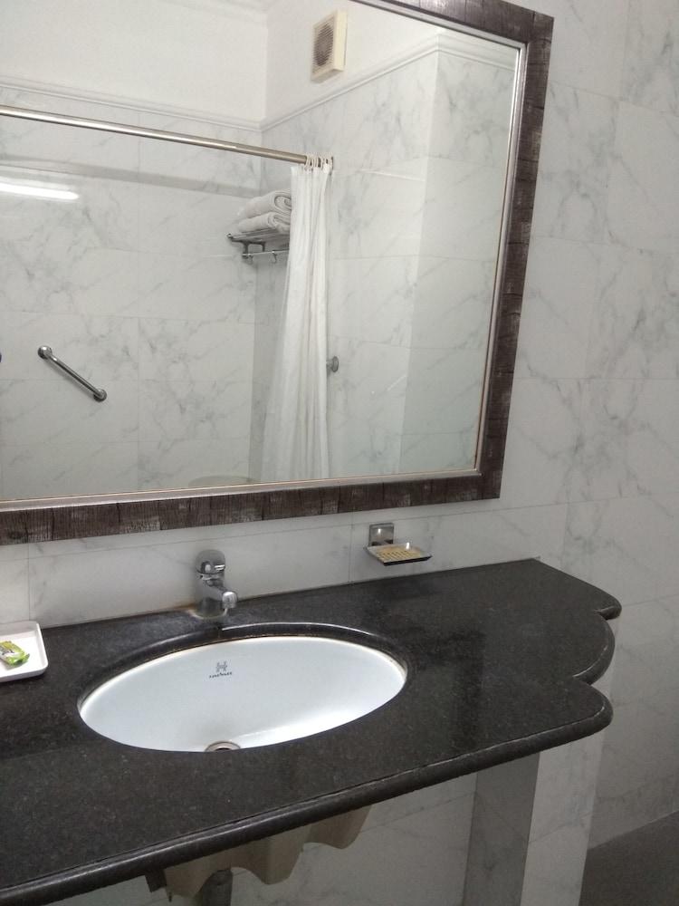 Hotel Palm Greens New Delhi Buitenkant foto