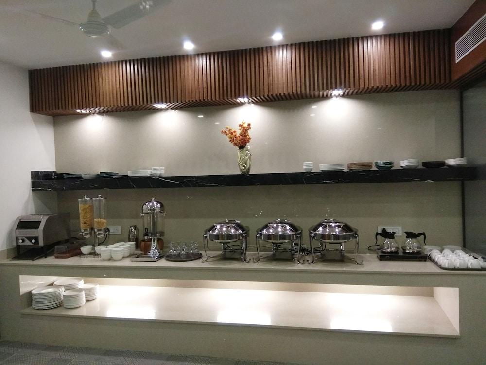Hotel Palm Greens New Delhi Buitenkant foto