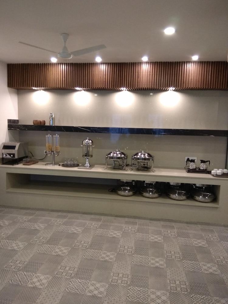 Hotel Palm Greens New Delhi Buitenkant foto