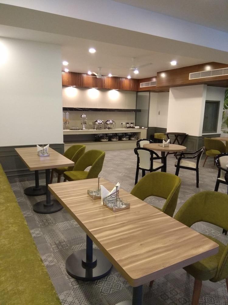 Hotel Palm Greens New Delhi Buitenkant foto