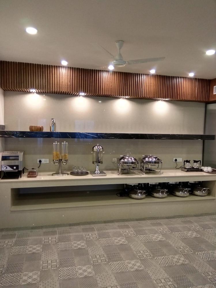 Hotel Palm Greens New Delhi Buitenkant foto