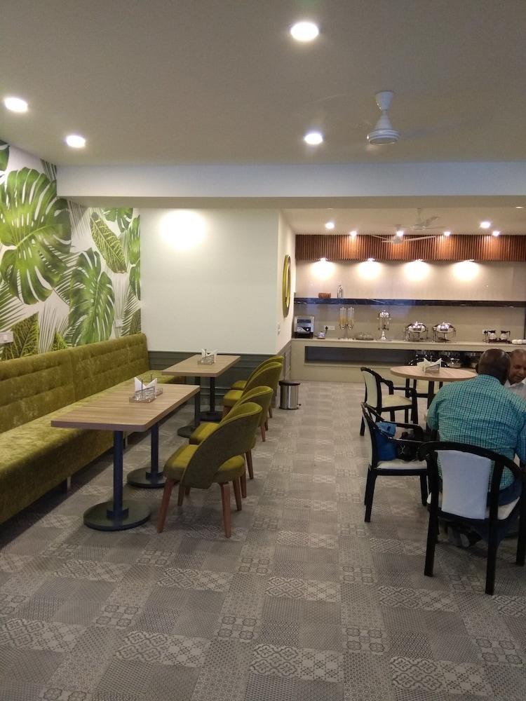 Hotel Palm Greens New Delhi Buitenkant foto