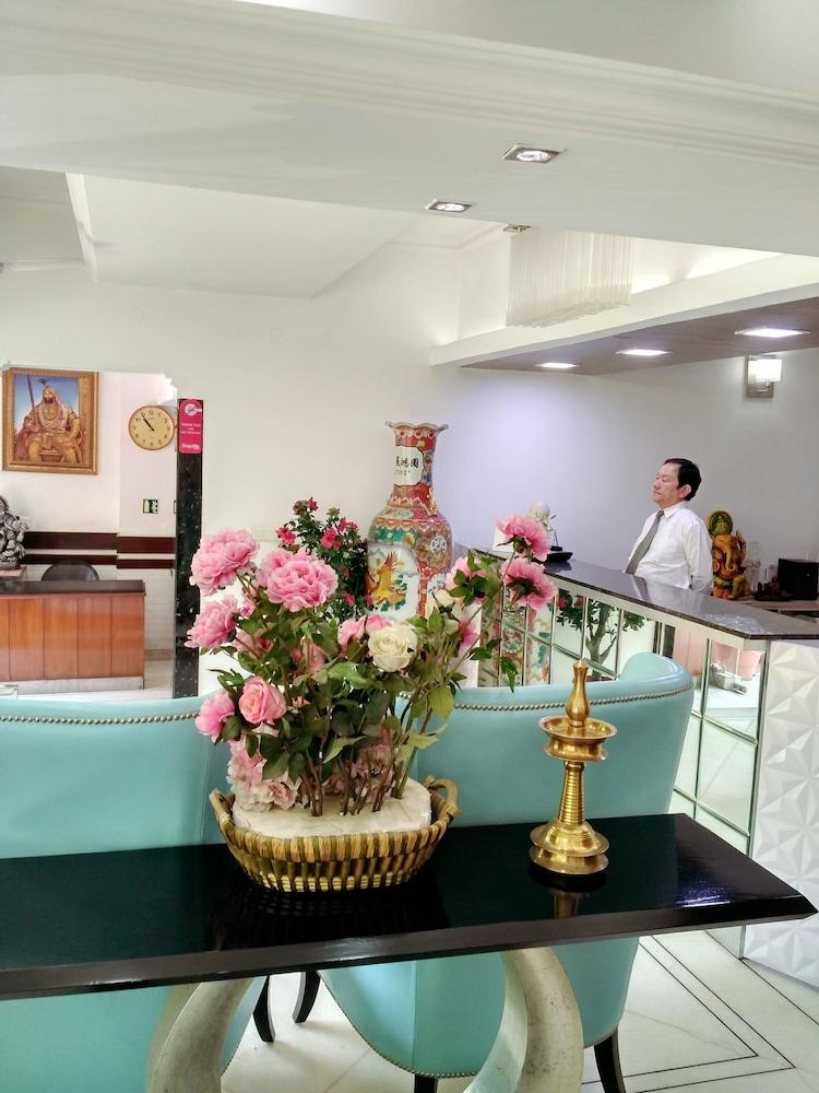 Hotel Palm Greens New Delhi Buitenkant foto