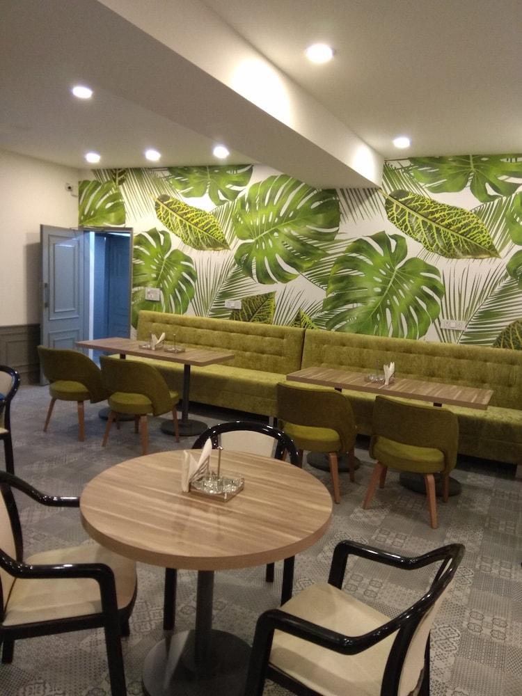Hotel Palm Greens New Delhi Buitenkant foto