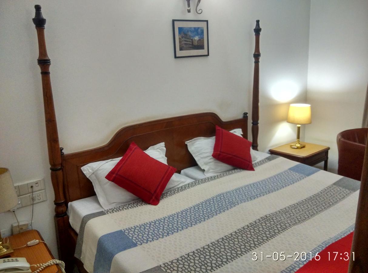 Hotel Palm Greens New Delhi Buitenkant foto