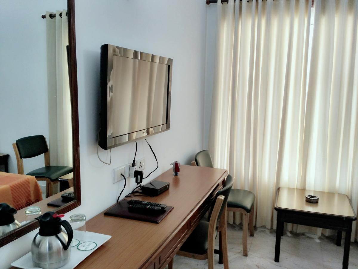 Hotel Palm Greens New Delhi Buitenkant foto