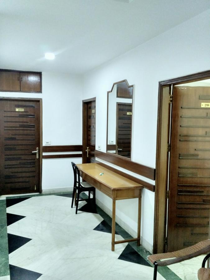 Hotel Palm Greens New Delhi Buitenkant foto
