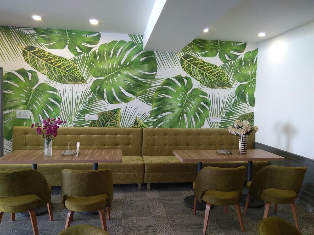 Hotel Palm Greens New Delhi Buitenkant foto