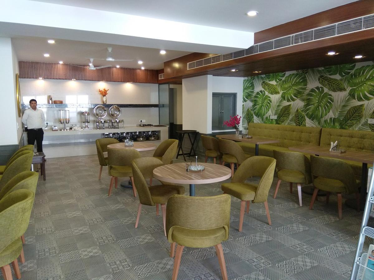 Hotel Palm Greens New Delhi Buitenkant foto