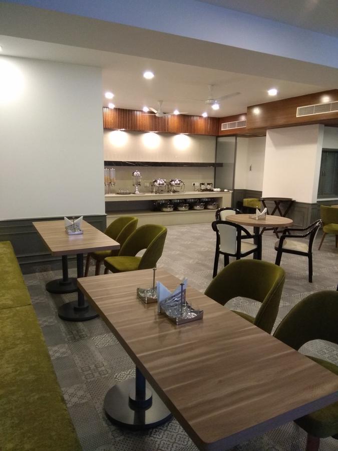Hotel Palm Greens New Delhi Buitenkant foto