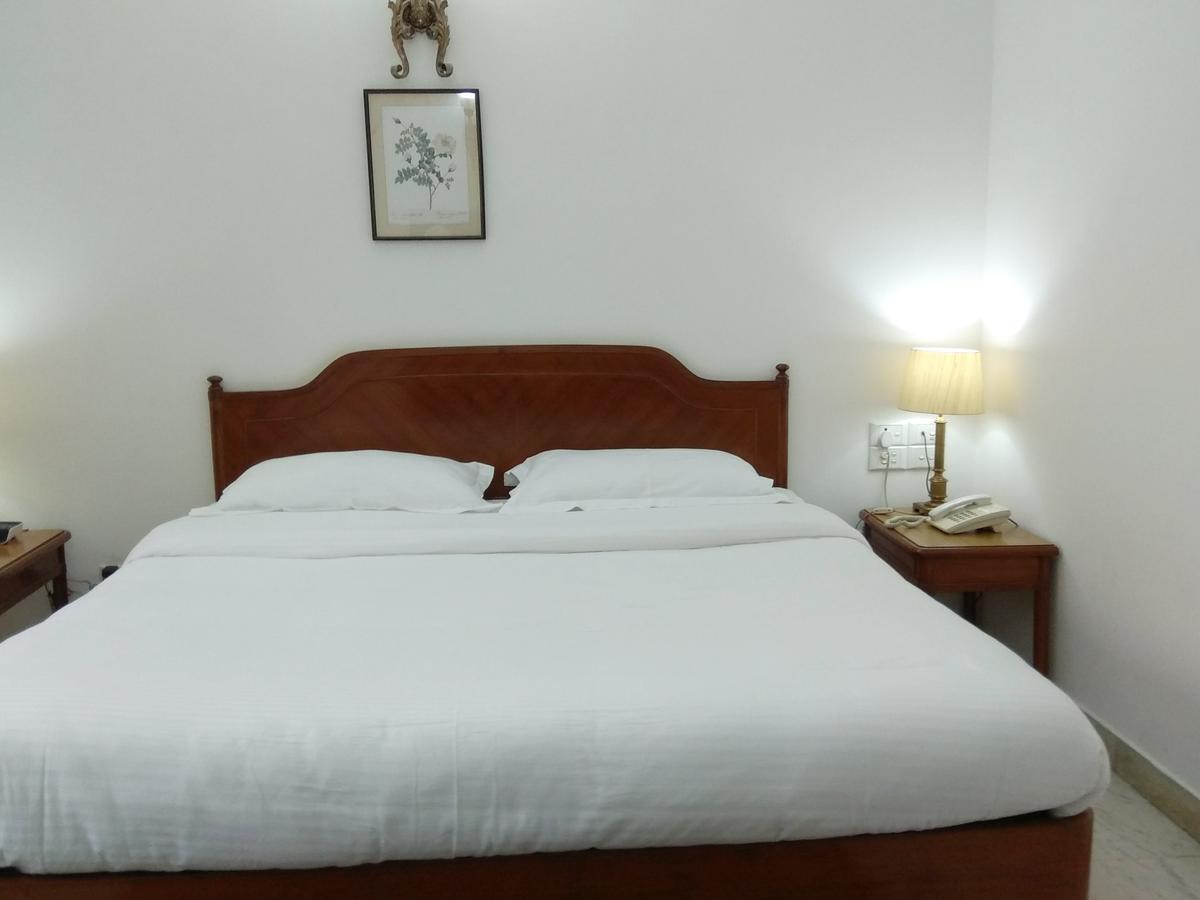 Hotel Palm Greens New Delhi Buitenkant foto
