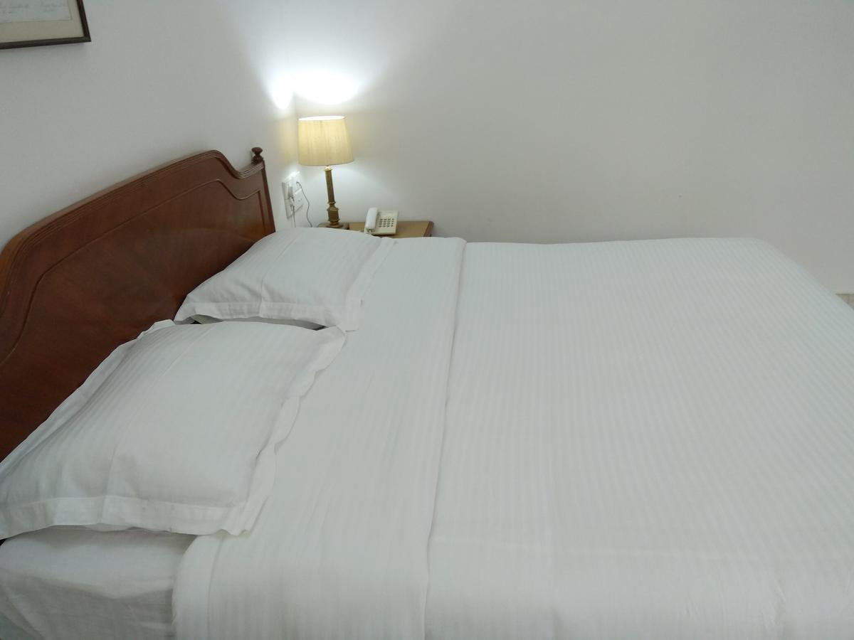Hotel Palm Greens New Delhi Buitenkant foto