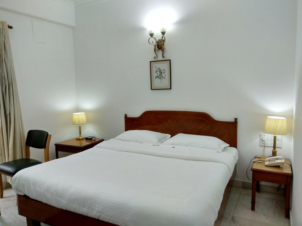 Hotel Palm Greens New Delhi Buitenkant foto