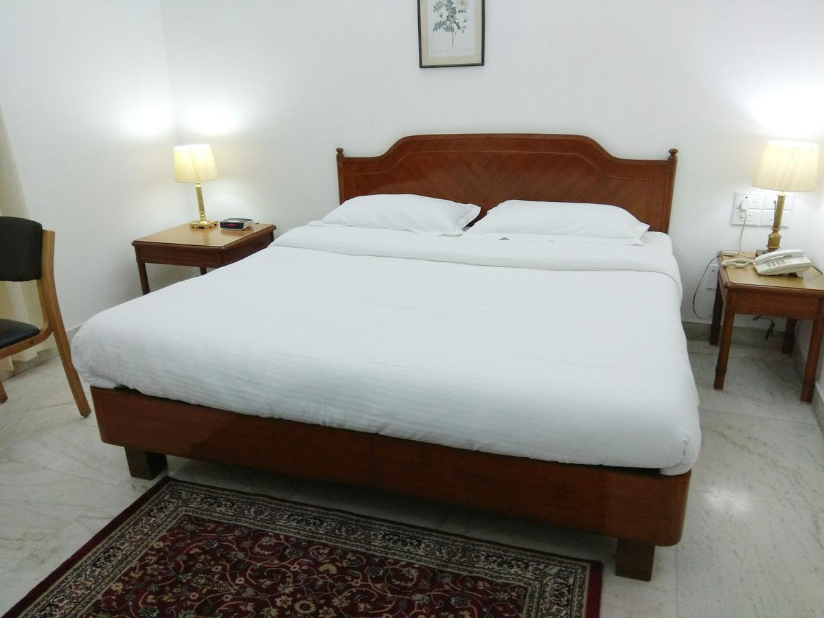 Hotel Palm Greens New Delhi Buitenkant foto