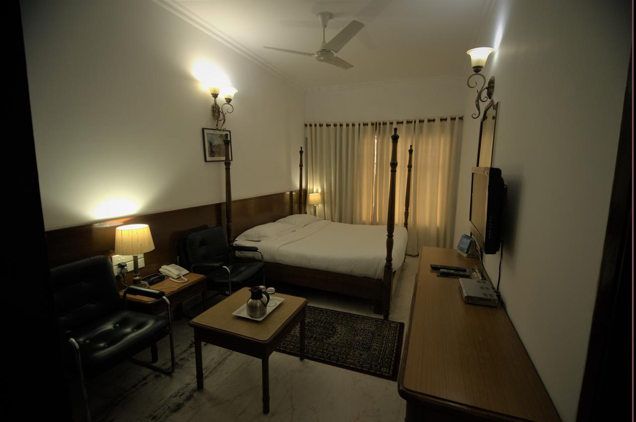 Hotel Palm Greens New Delhi Buitenkant foto