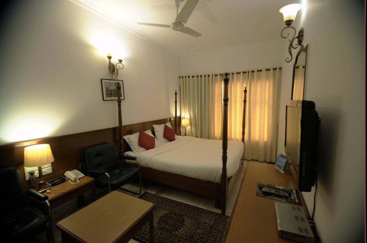 Hotel Palm Greens New Delhi Buitenkant foto