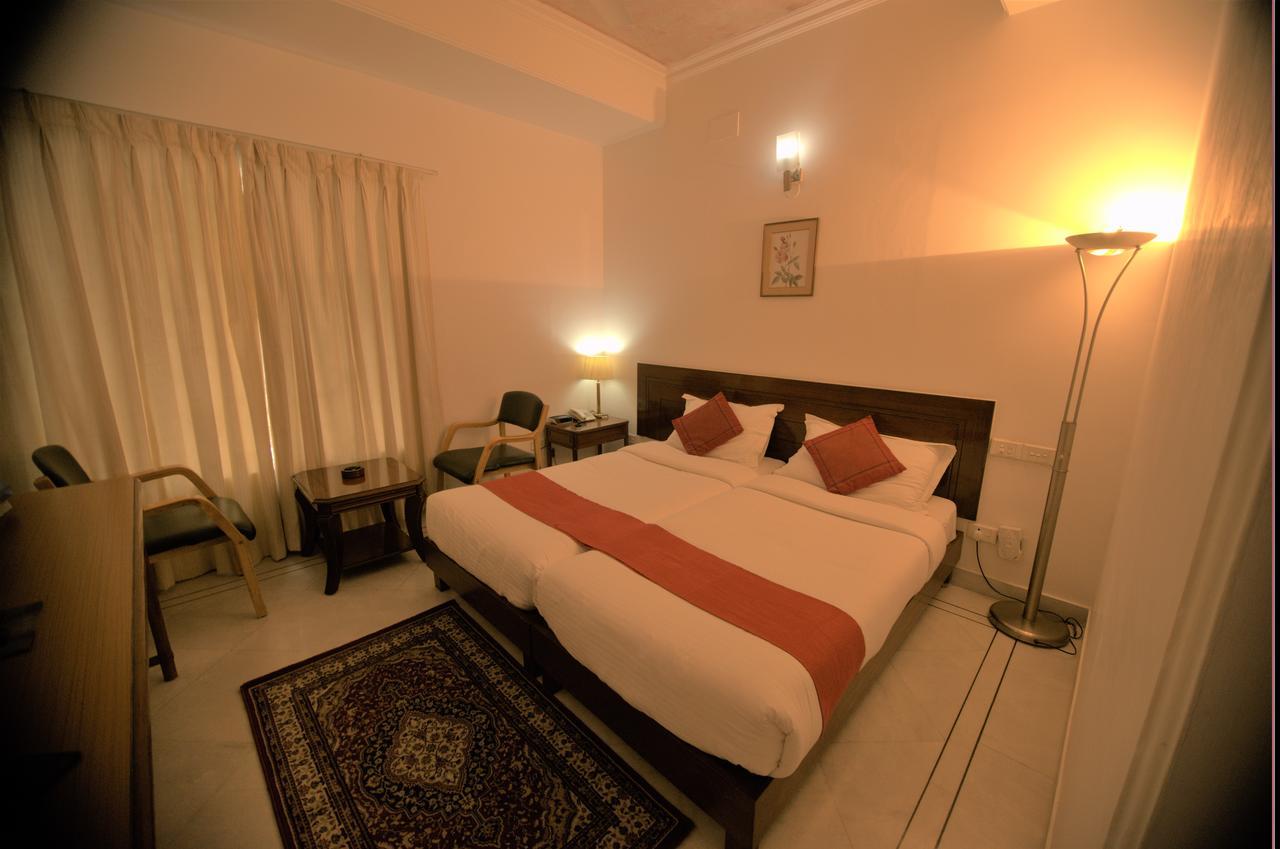 Hotel Palm Greens New Delhi Buitenkant foto