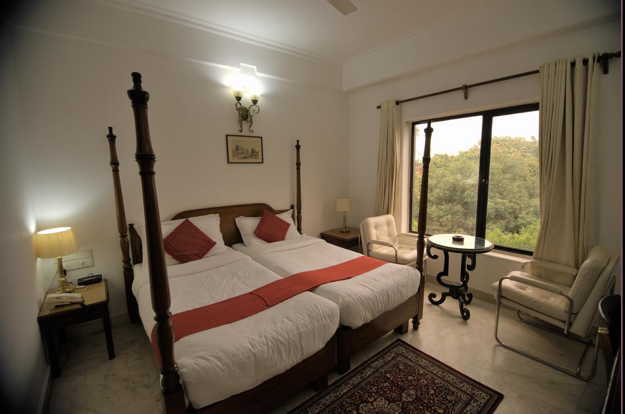Hotel Palm Greens New Delhi Buitenkant foto