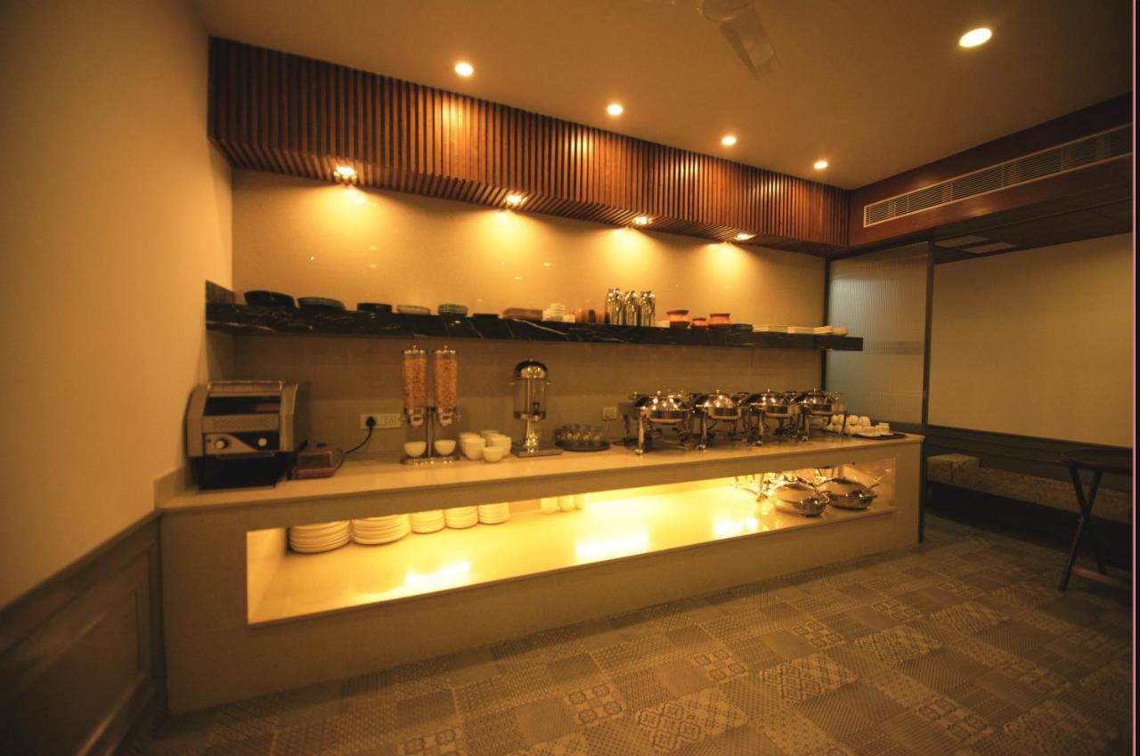 Hotel Palm Greens New Delhi Buitenkant foto