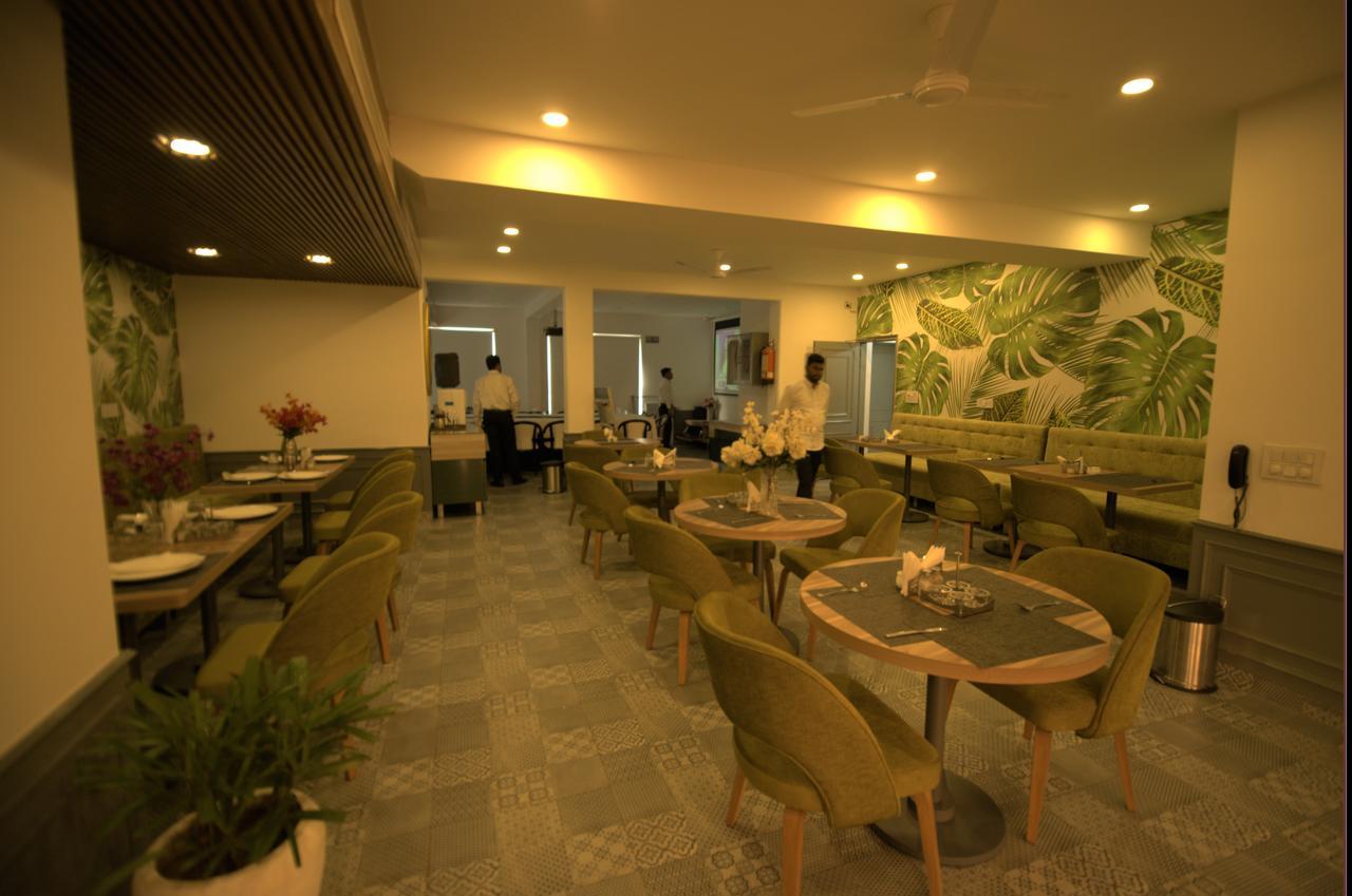 Hotel Palm Greens New Delhi Buitenkant foto