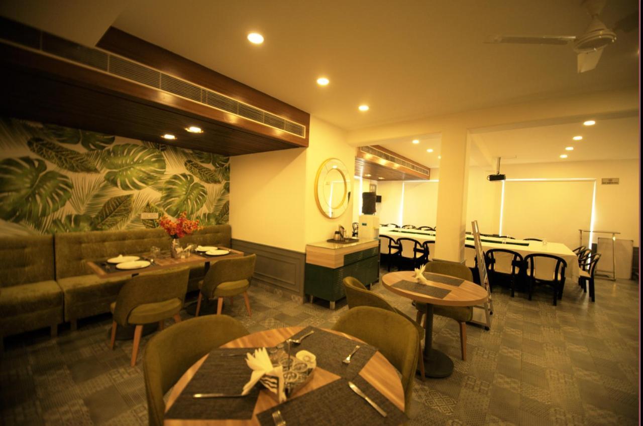 Hotel Palm Greens New Delhi Buitenkant foto