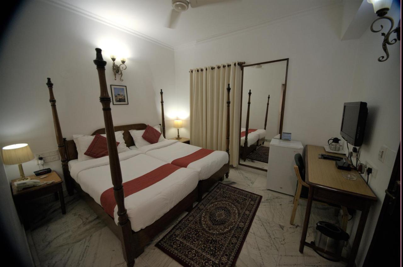 Hotel Palm Greens New Delhi Buitenkant foto
