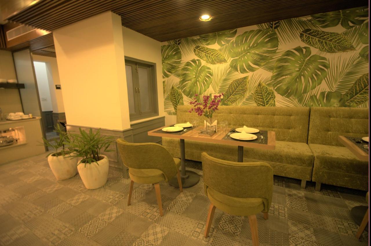 Hotel Palm Greens New Delhi Buitenkant foto