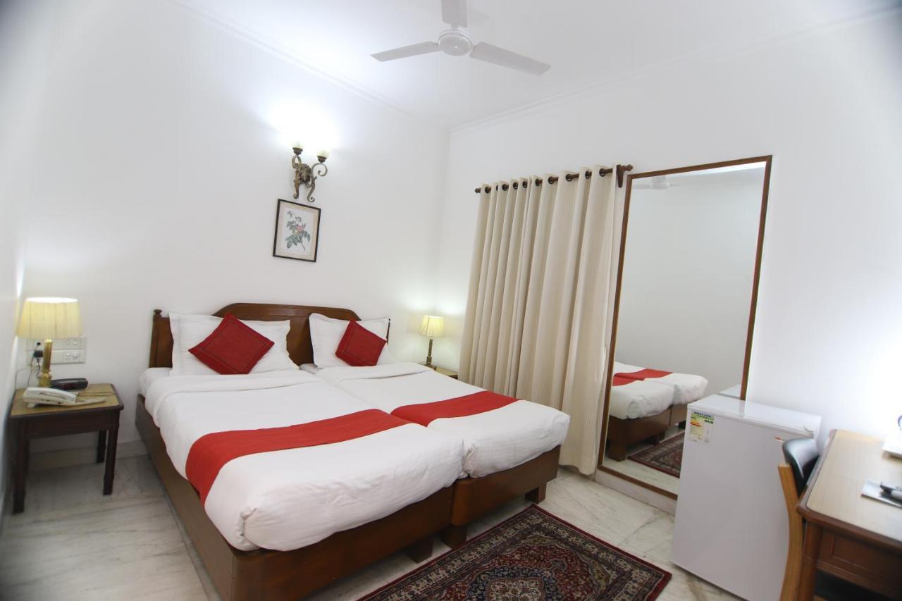 Hotel Palm Greens New Delhi Buitenkant foto