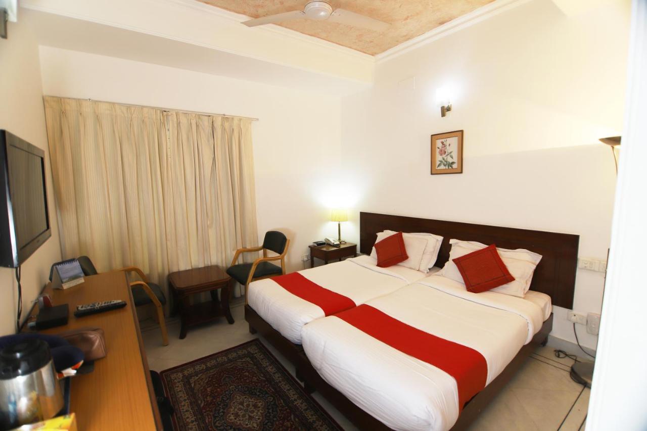 Hotel Palm Greens New Delhi Buitenkant foto