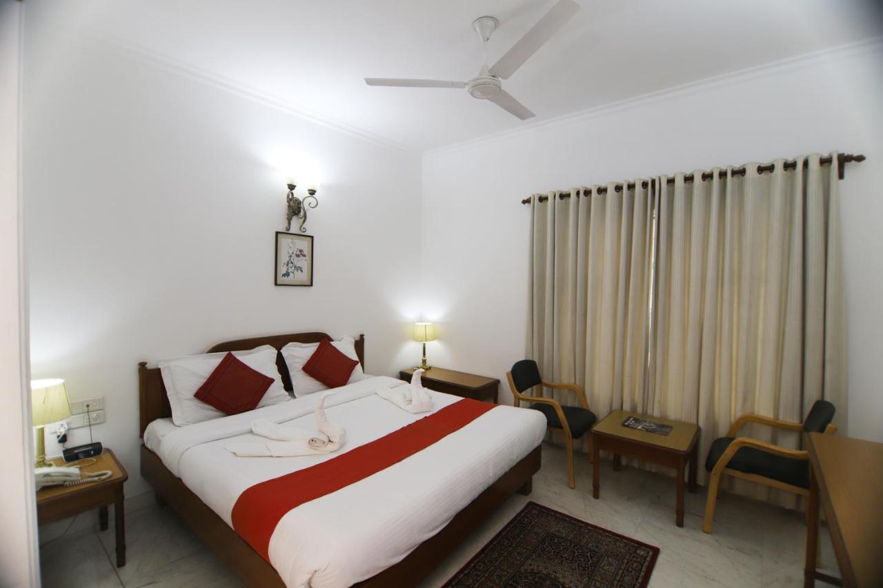 Hotel Palm Greens New Delhi Buitenkant foto