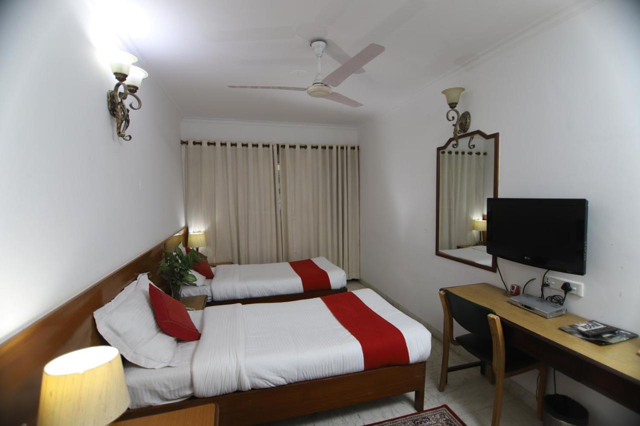 Hotel Palm Greens New Delhi Buitenkant foto