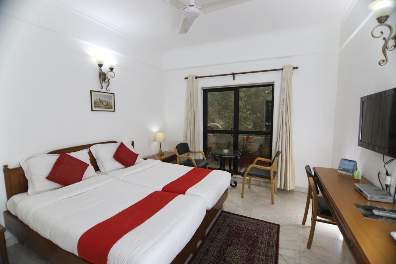 Hotel Palm Greens New Delhi Buitenkant foto