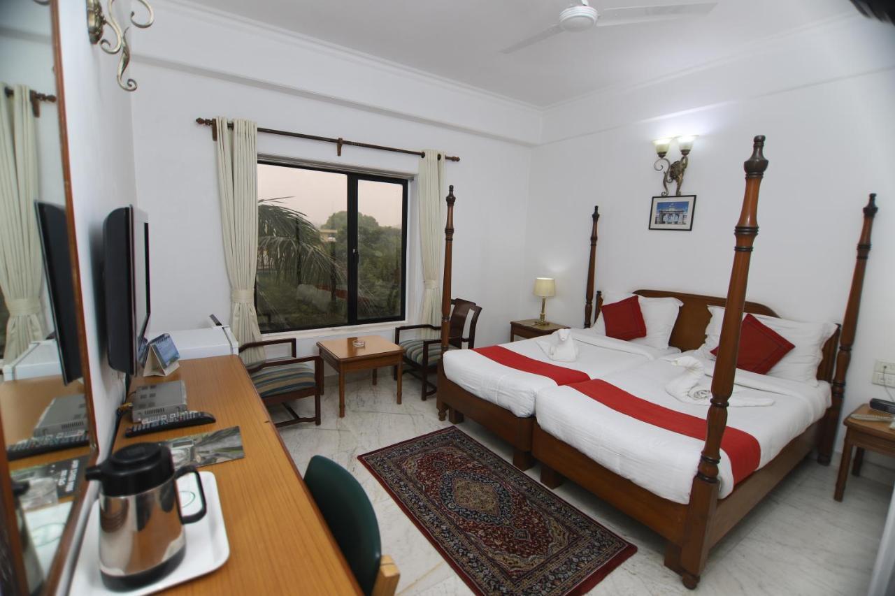Hotel Palm Greens New Delhi Buitenkant foto