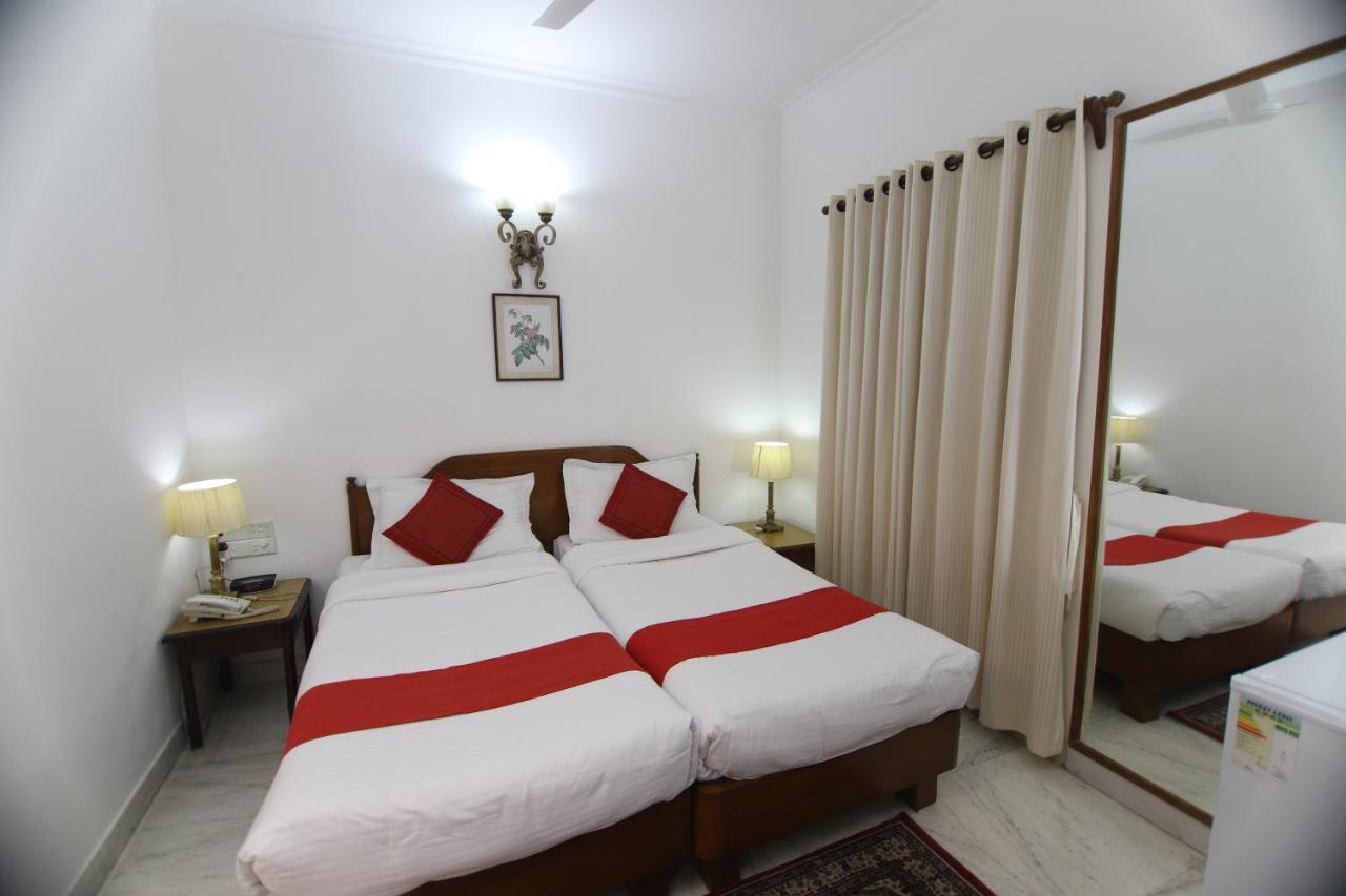 Hotel Palm Greens New Delhi Buitenkant foto