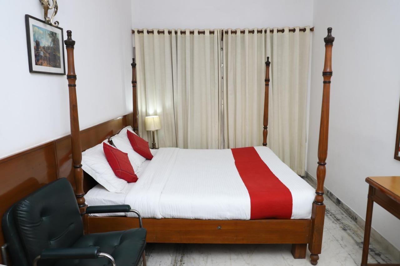 Hotel Palm Greens New Delhi Buitenkant foto