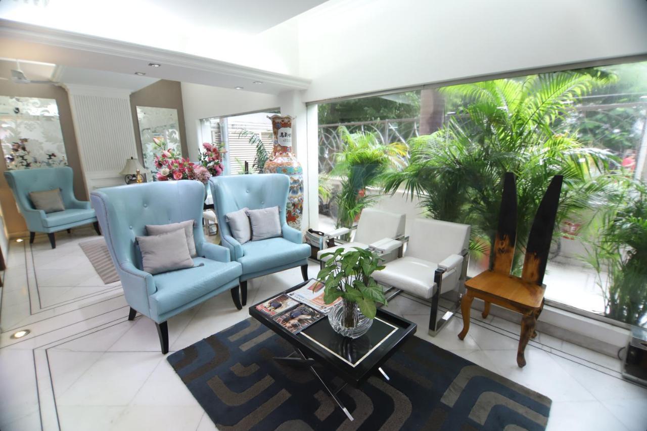 Hotel Palm Greens New Delhi Buitenkant foto