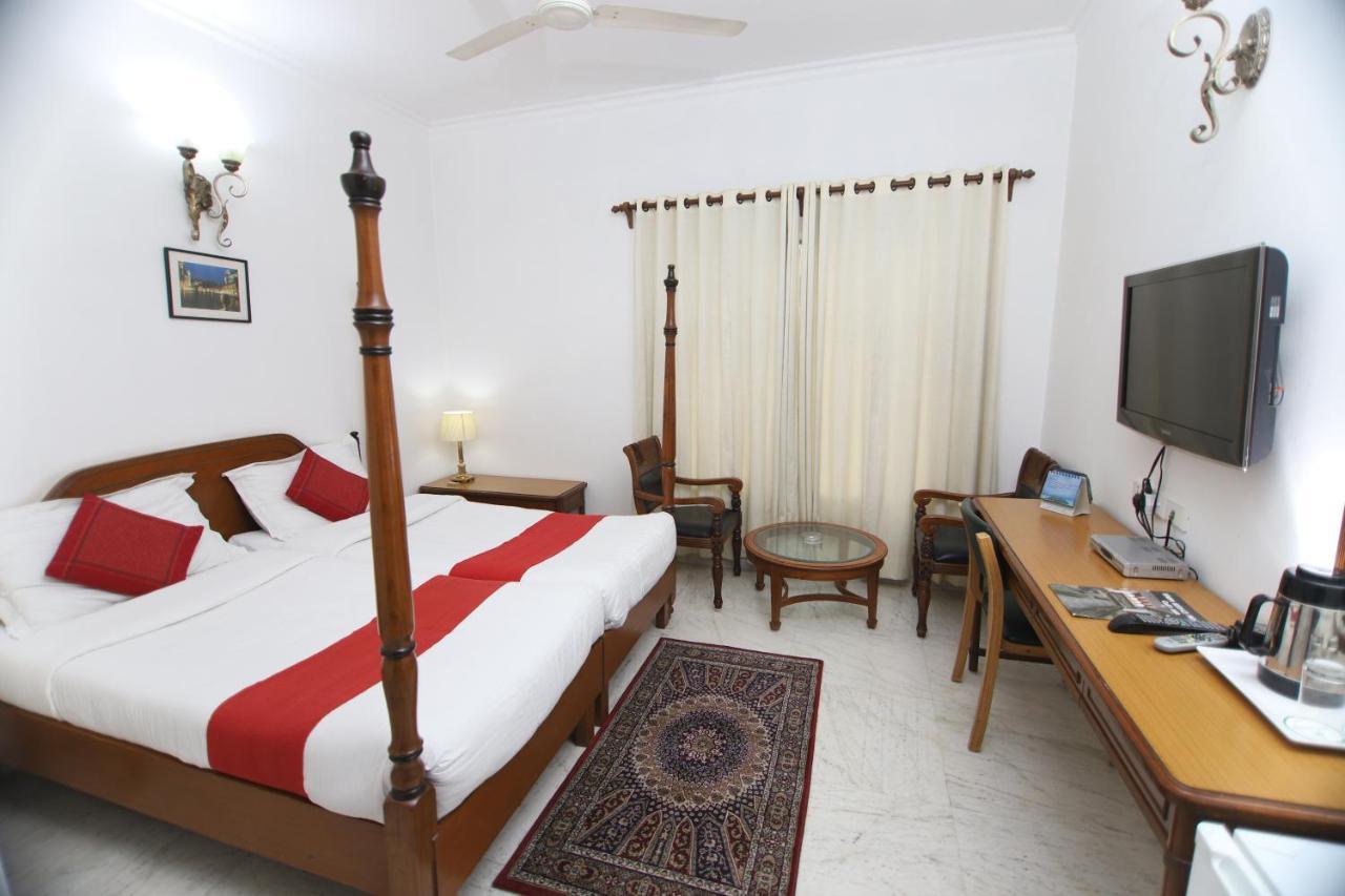 Hotel Palm Greens New Delhi Buitenkant foto