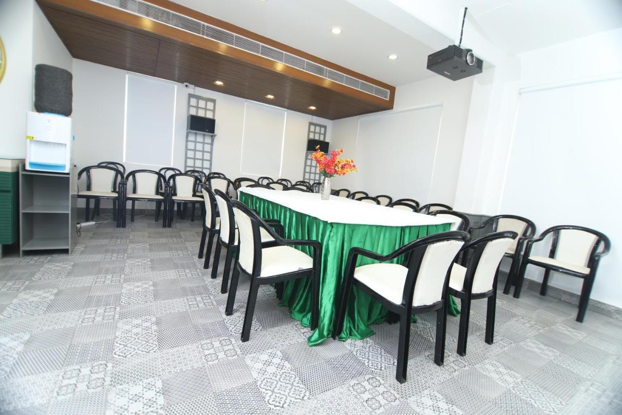 Hotel Palm Greens New Delhi Buitenkant foto