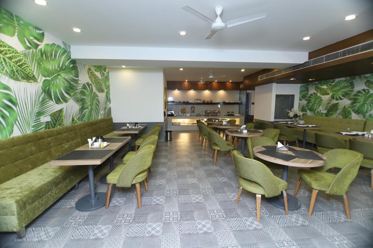 Hotel Palm Greens New Delhi Buitenkant foto