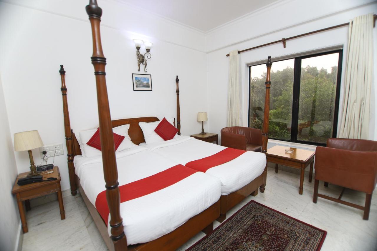 Hotel Palm Greens New Delhi Buitenkant foto