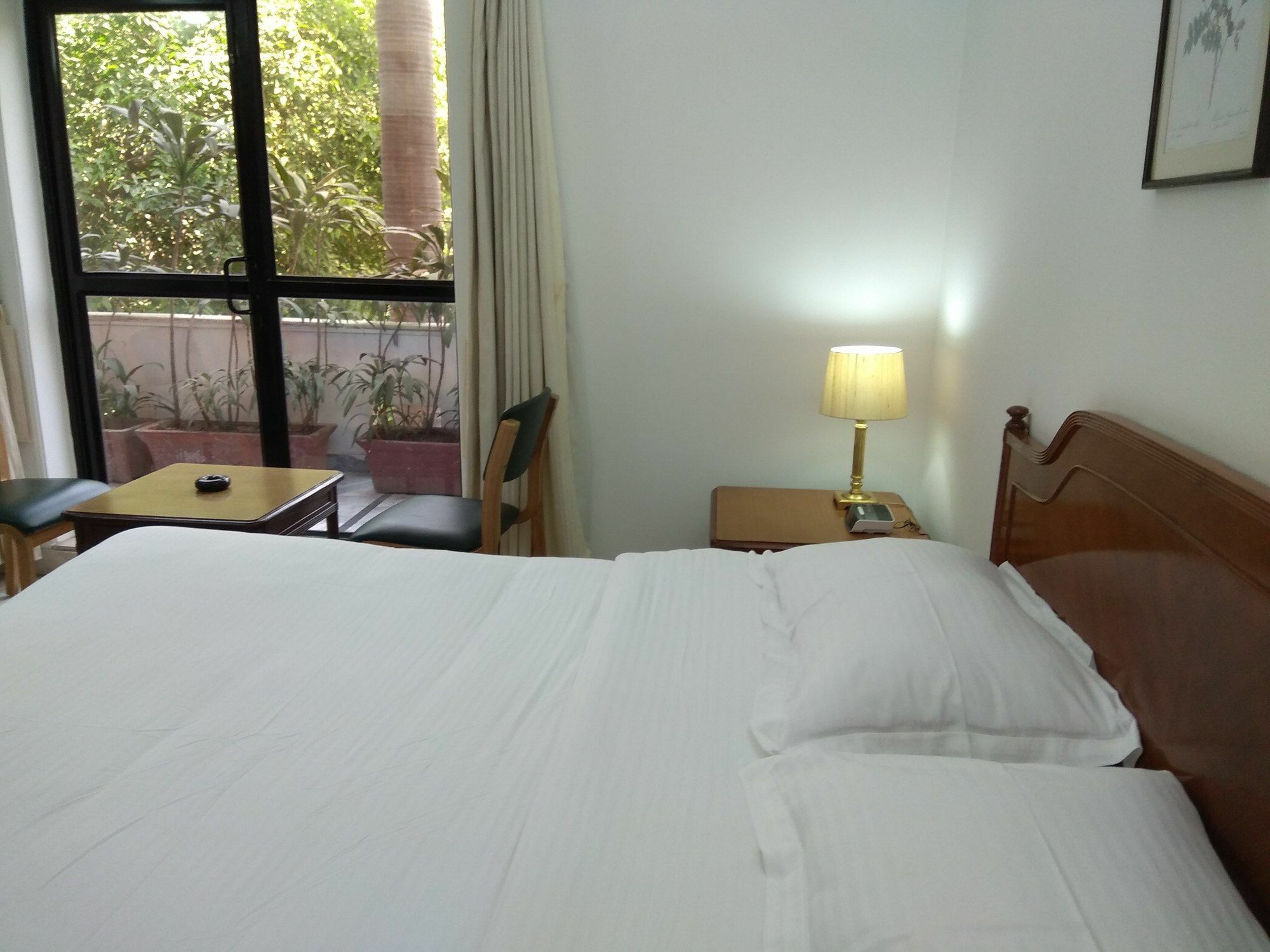 Hotel Palm Greens New Delhi Buitenkant foto